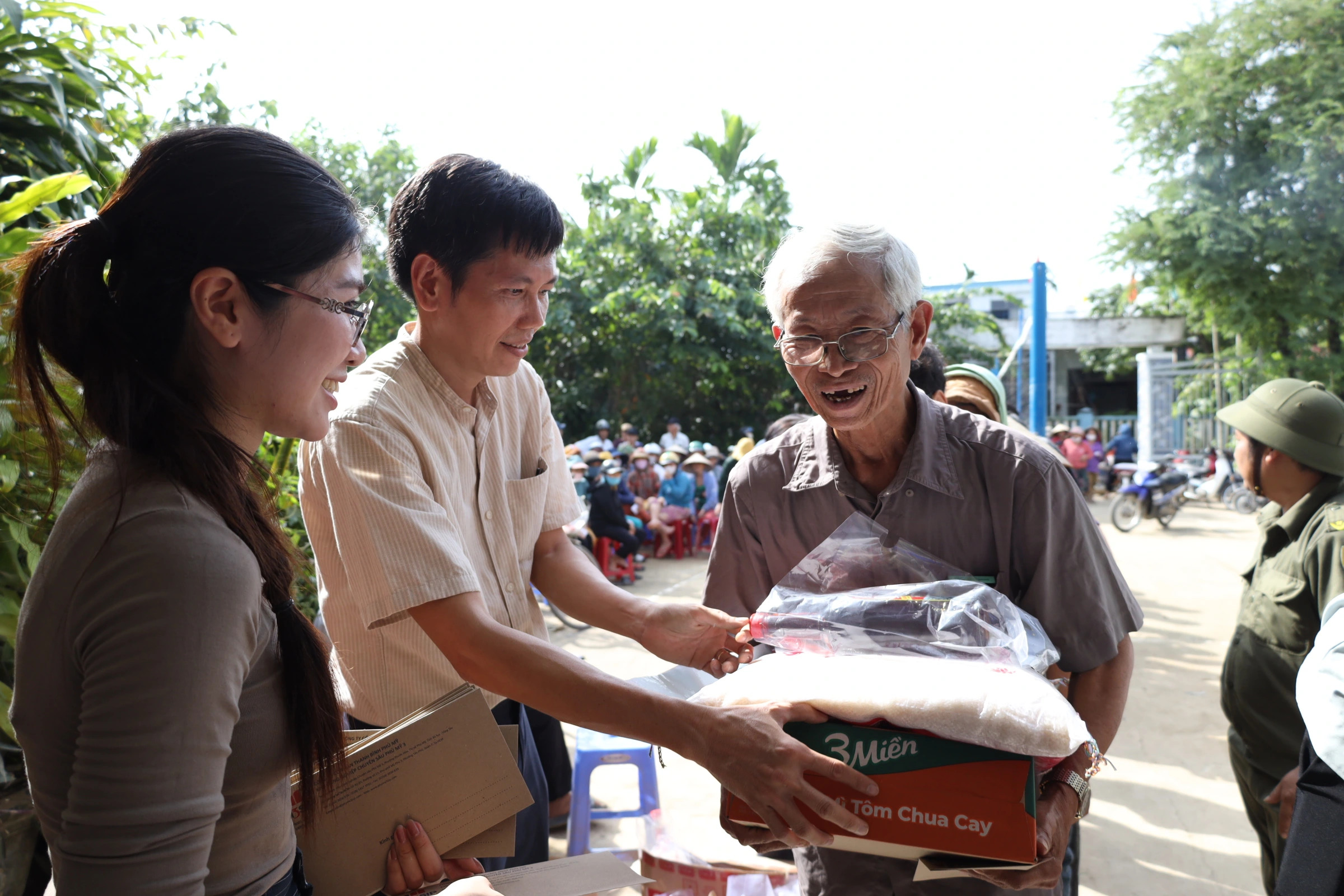 PHU MY 3 SPECIALIZED INDUSTRIAL PARK JOINS HAND WITH THANH NIEN NEWSPAPER TO TIMELY SUPPORT CENTRAL VIETNAM RESIDENTS AFTER SEVERE FLOODING