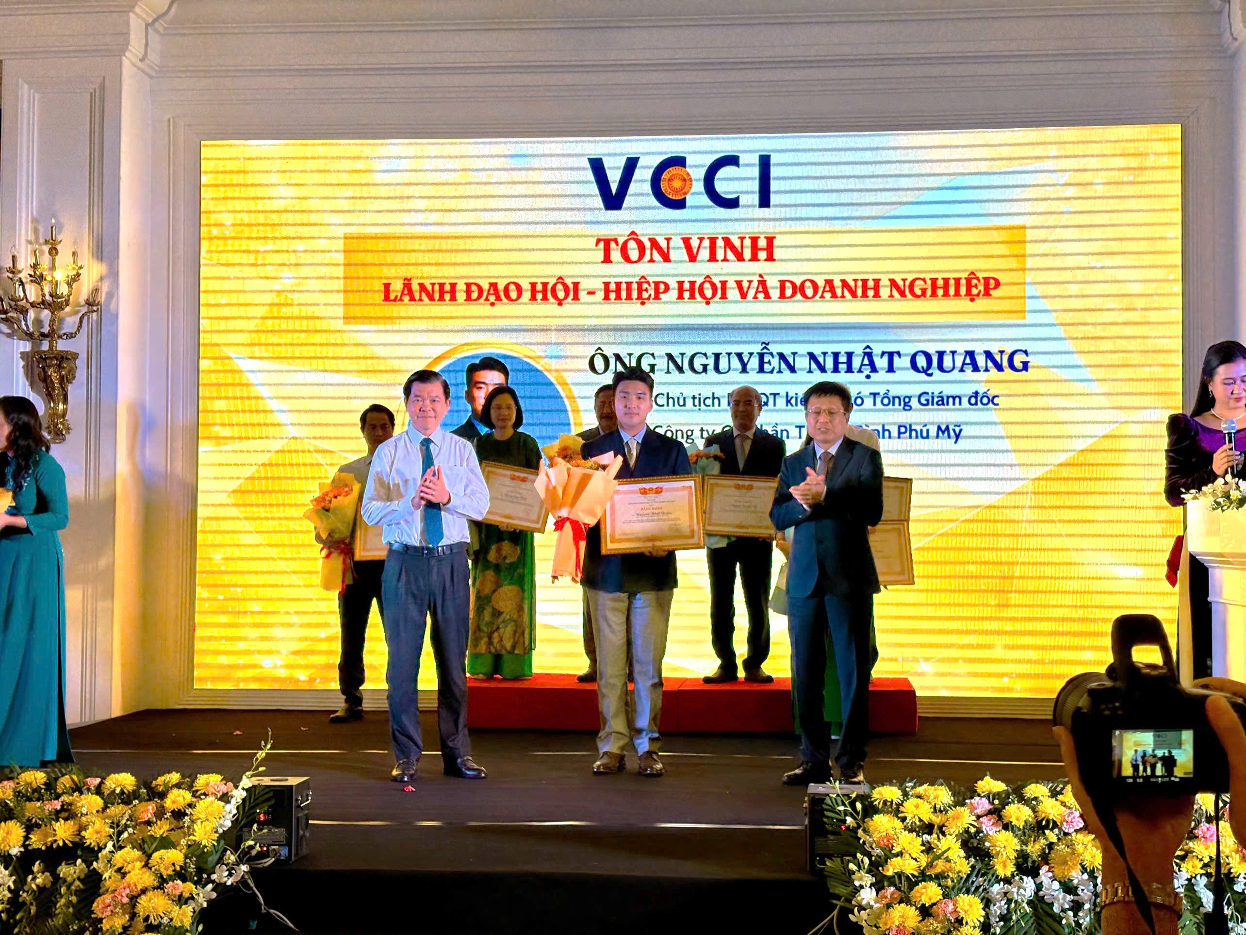 VCCI vinh danh Ông Nguyễn Nhật Quang, Phó Chủ tịch HĐQT, Phó TGĐ Công ty CP Thanh Bình Phú Mỹ là Lãnh đạo doanh nghiệp tiêu biểu năm 2025