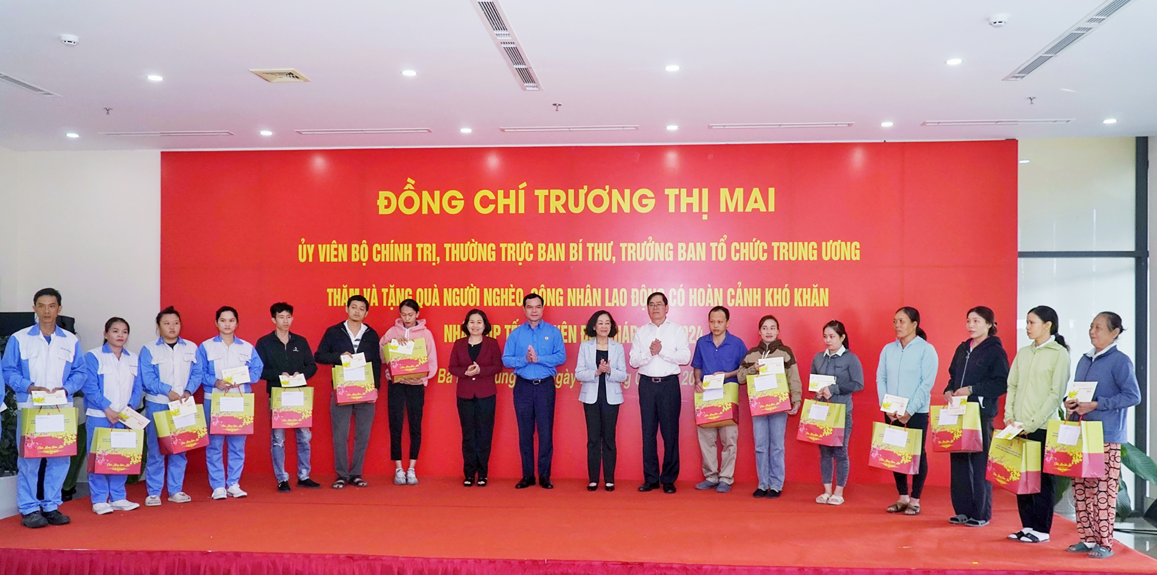 MEMBER OF THE POLITBURO, PERMANENT MEMBER OF THE SECRETARIAT - TRUONG THI MAI VISITED AND PRESENTED GIFTS TO BA RIA - VUNG TAU WORKERS.
